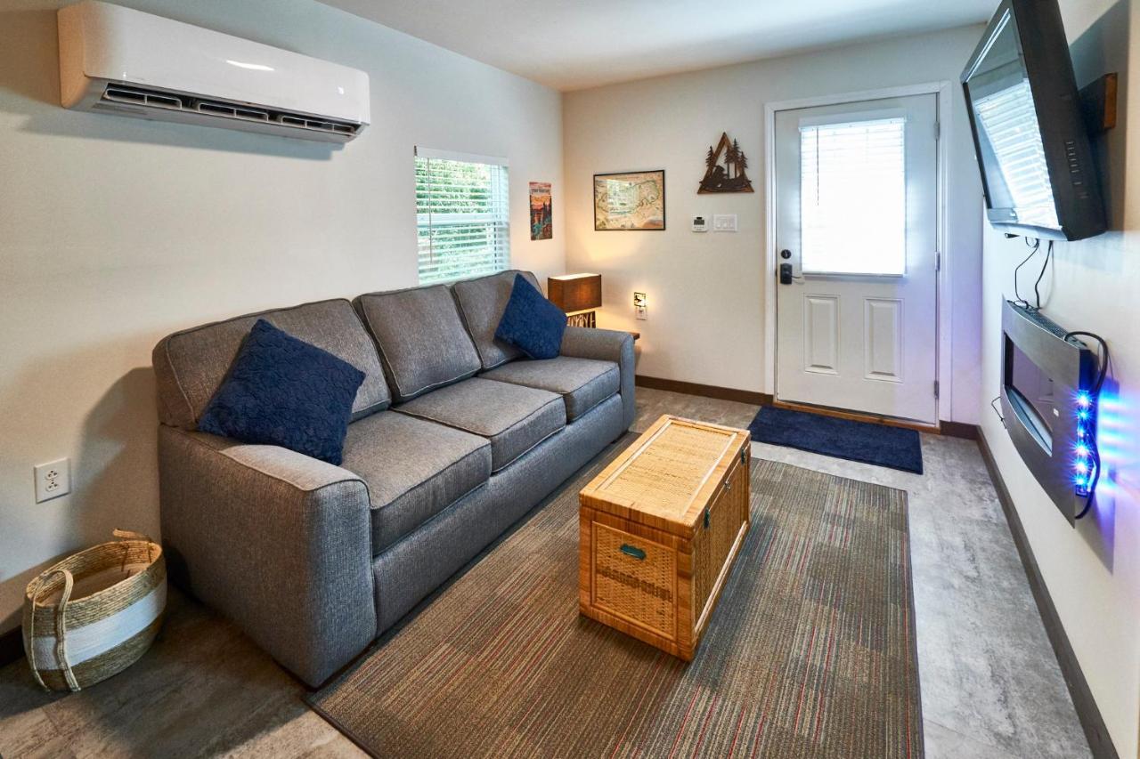 Steps From Downtown Parkway + Private Hottub And Firepit - Wifi - Firefly Pigeon Forge