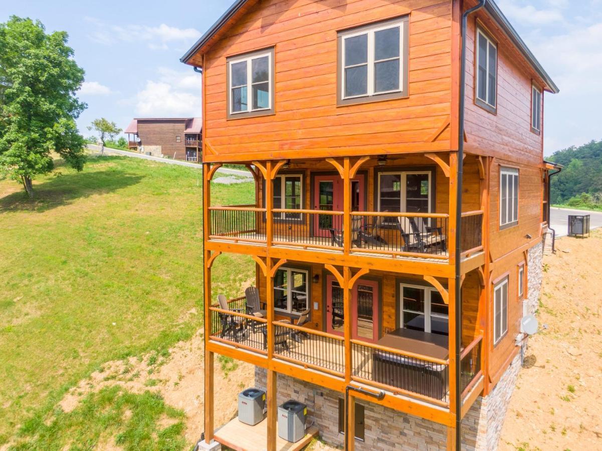 Misty Mountain Stop Mountain Views Hot Tub Game Theater Holiday home Pigeon Forge