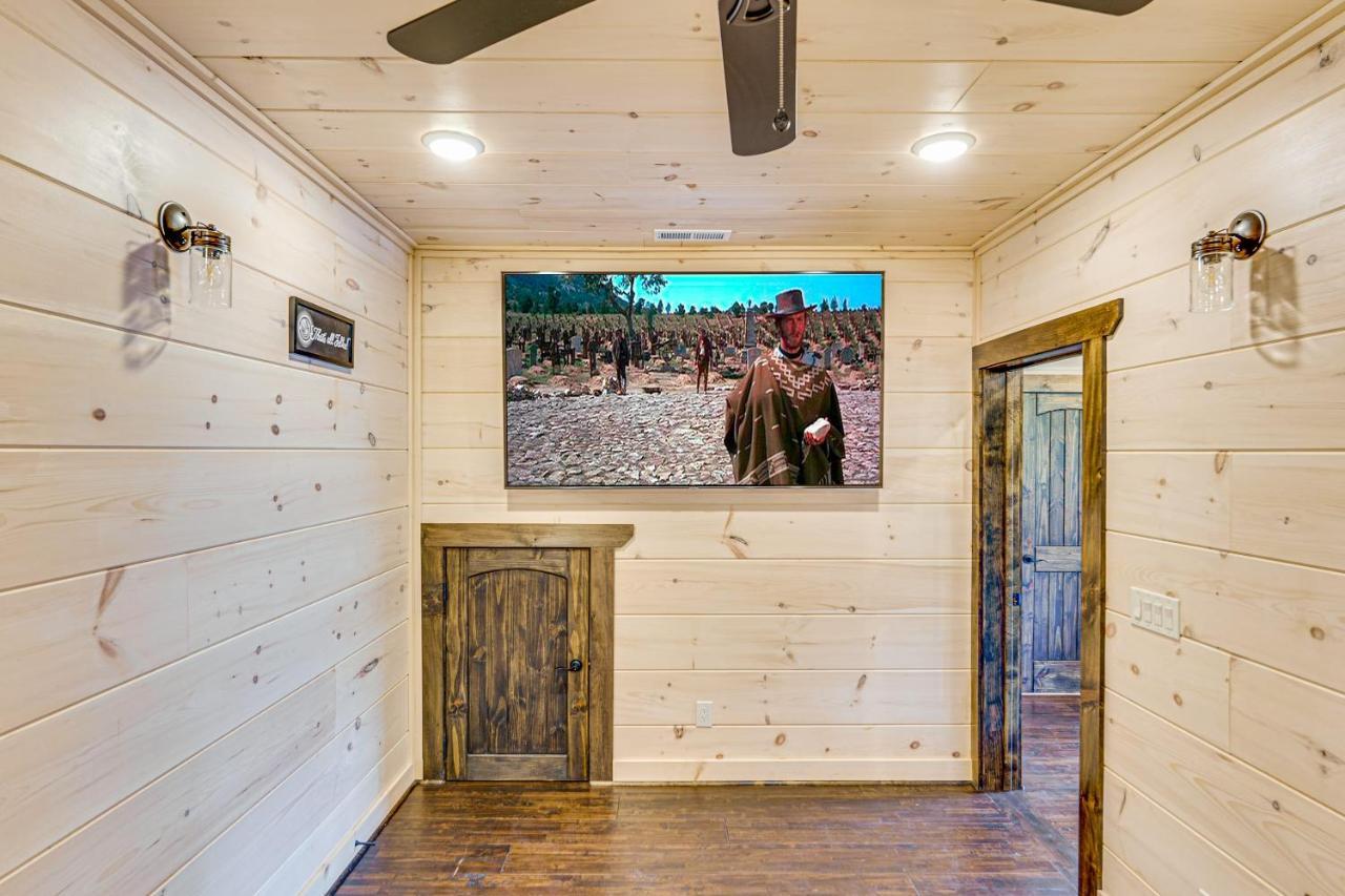 Misty Mountain Stop Mountain Views Hot Tub Game Theater Holiday home *