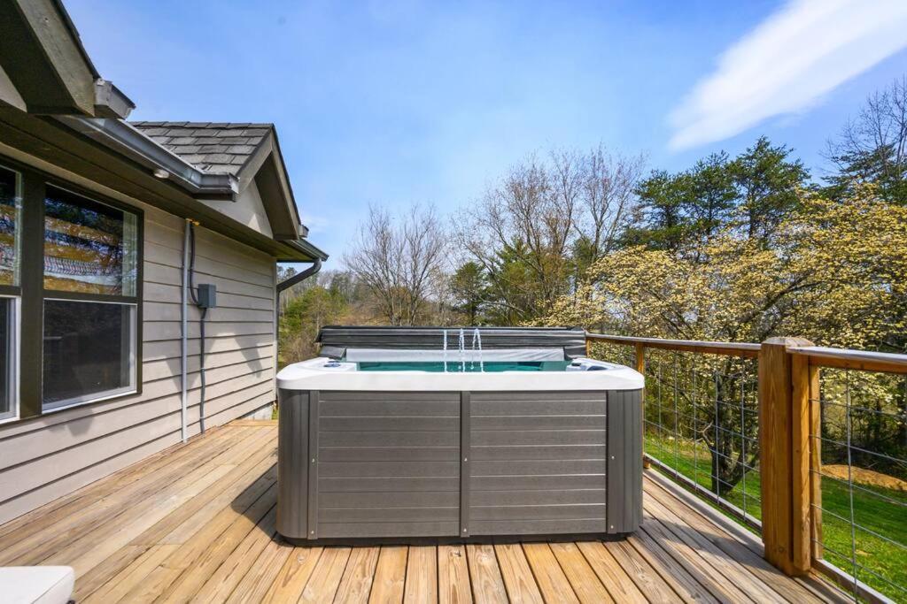 Villa Crestview Estate 5 Acres-heated Pool-5min To Strip Pigeon Forge