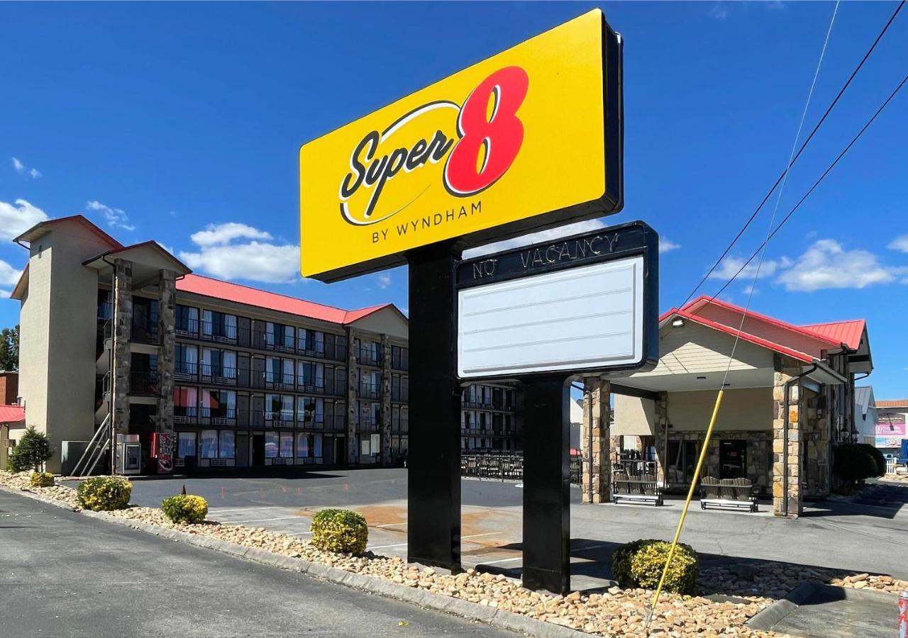 Super 8 By Wyndham Downtown * Pigeon Forge