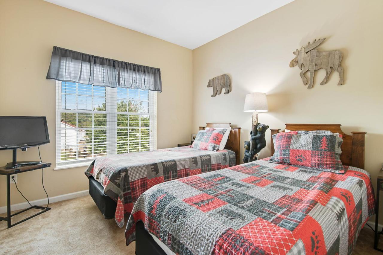 Bandit's Riverfront Retreat Holiday home