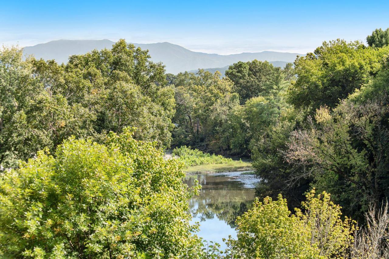 Bandit's Riverfront Retreat