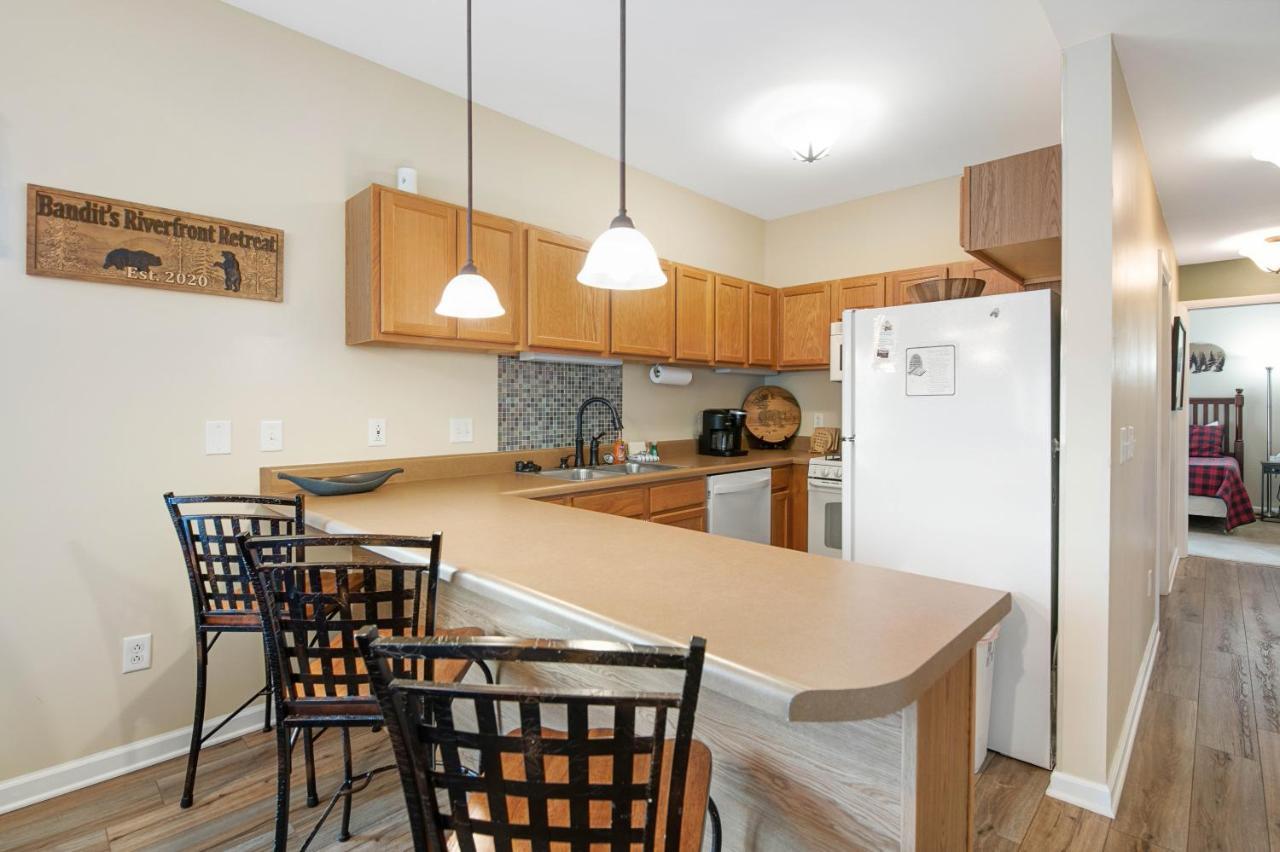 Bandit's Riverfront Retreat Holiday home *