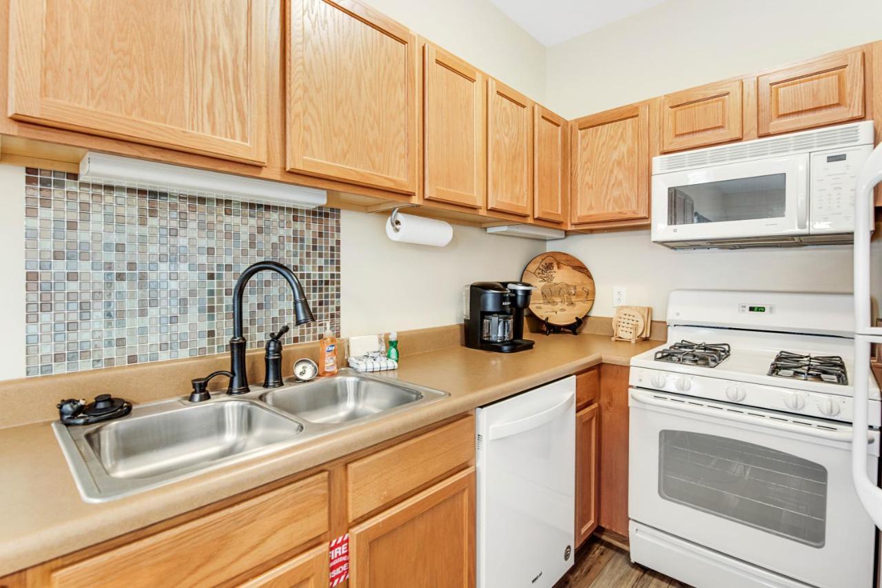 Bandit's Riverfront Retreat Holiday home