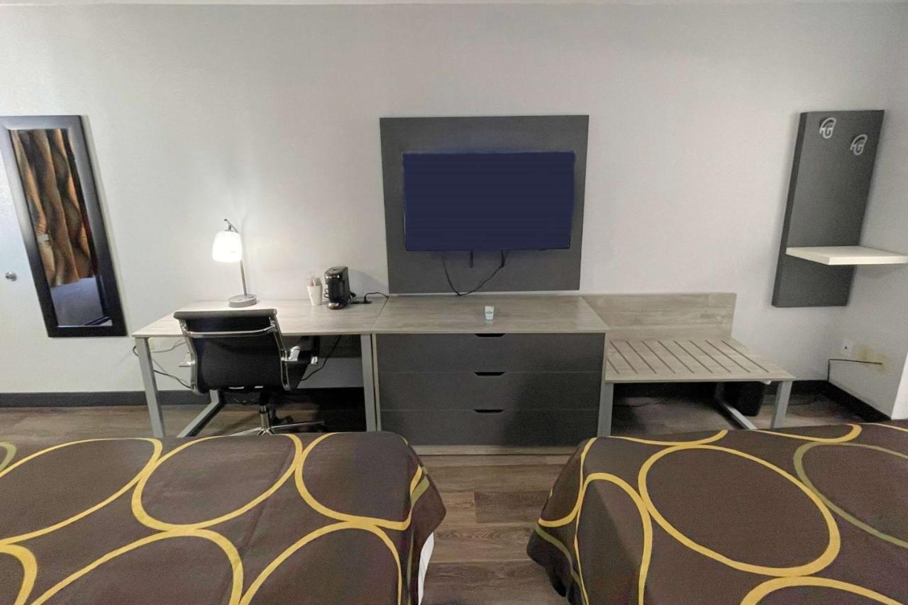 Super 8 By Wyndham Downtown