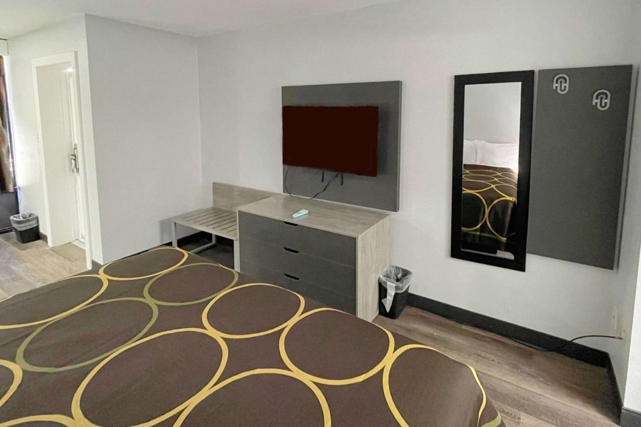 Hotel Super 8 By Wyndham Downtown