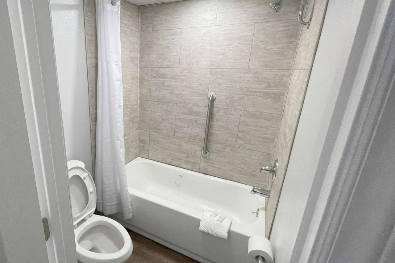Hotel Super 8 By Wyndham Downtown