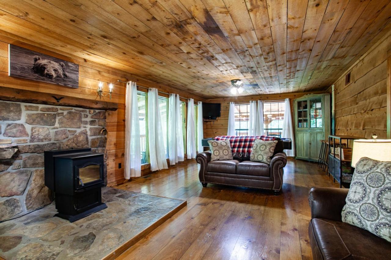 Forest Hot Tub Fire Pit Pool Table * Pigeon Forge