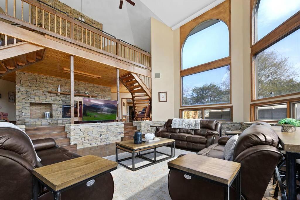 Villa Crestview Estate 5 Acres-heated Pool-5min To Strip Pigeon Forge