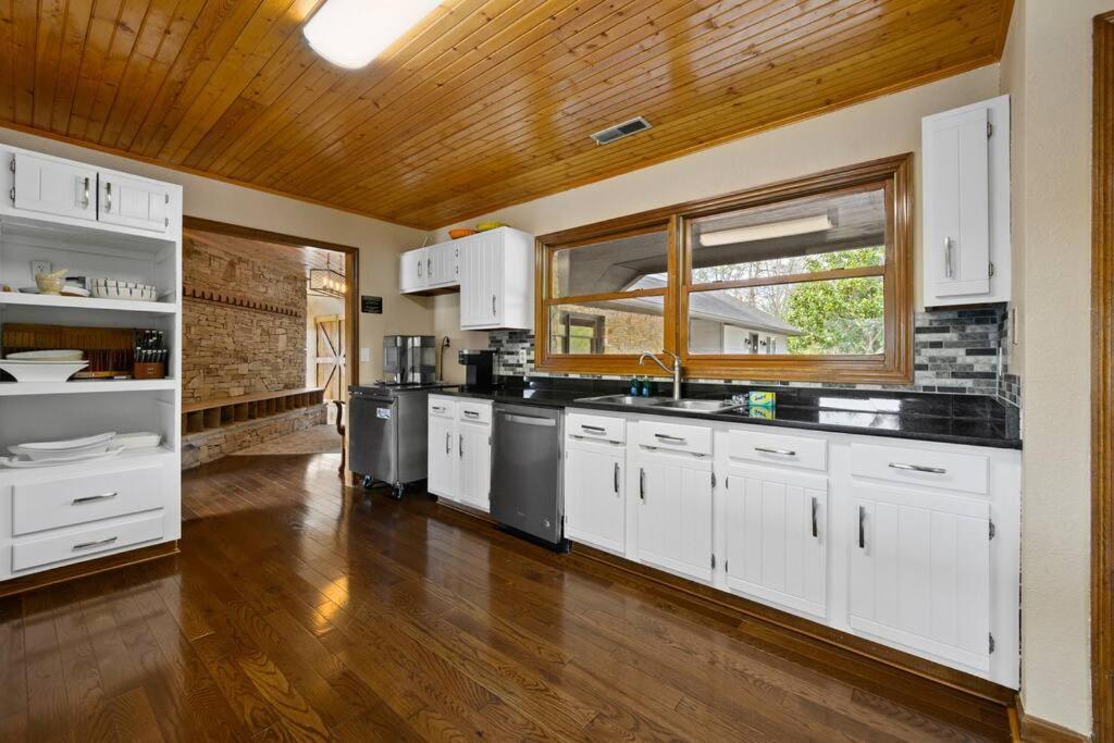 Crestview Estate 5 Acres-heated Pool-5min To Strip