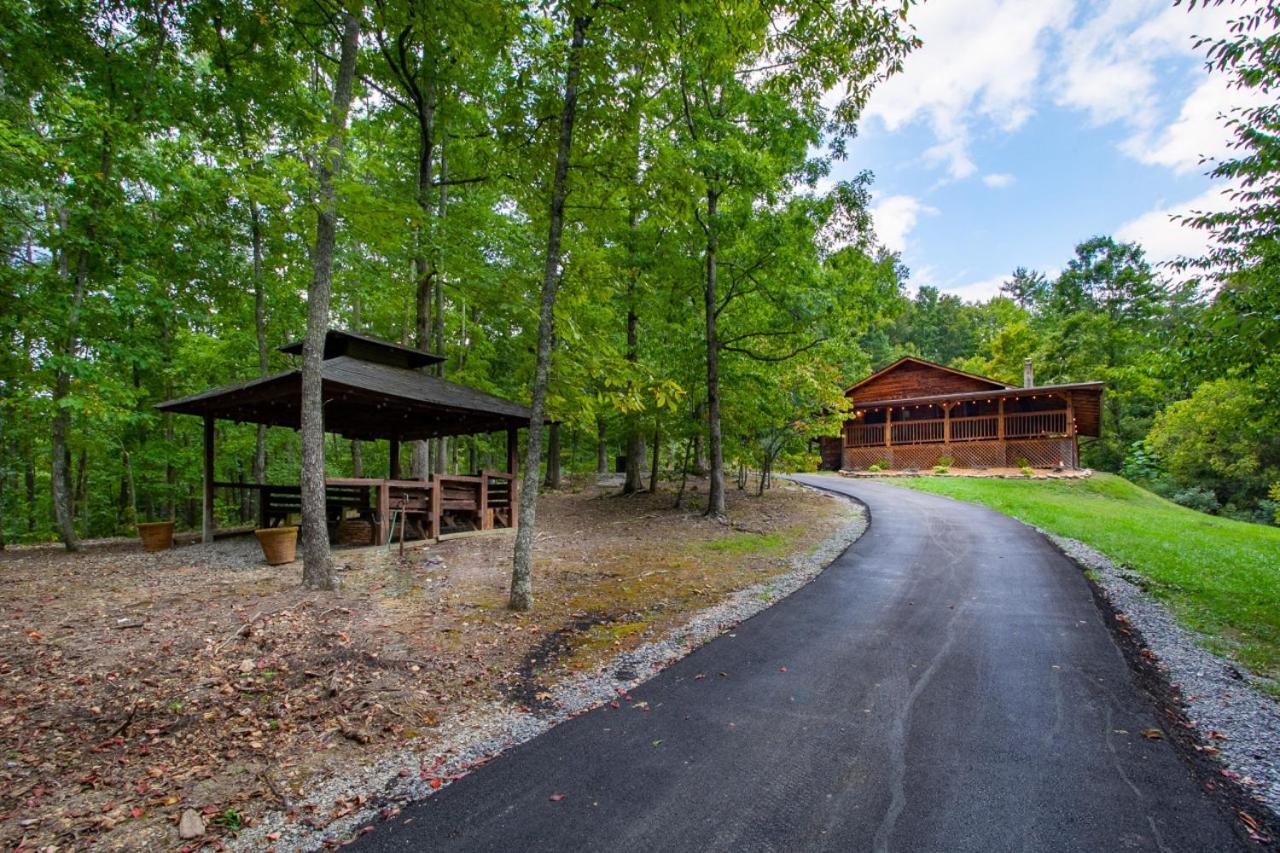 Forest Hot Tub Fire Pit Pool Table Holiday home Pigeon Forge