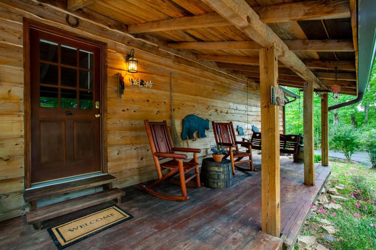 Forest Hot Tub Fire Pit Pool Table Holiday home Pigeon Forge