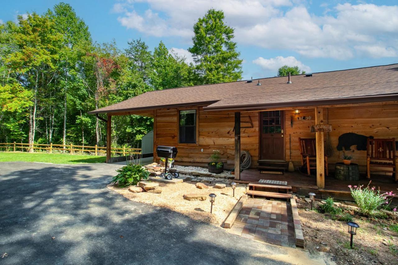 Forest Hot Tub Fire Pit Pool Table Holiday home Pigeon Forge