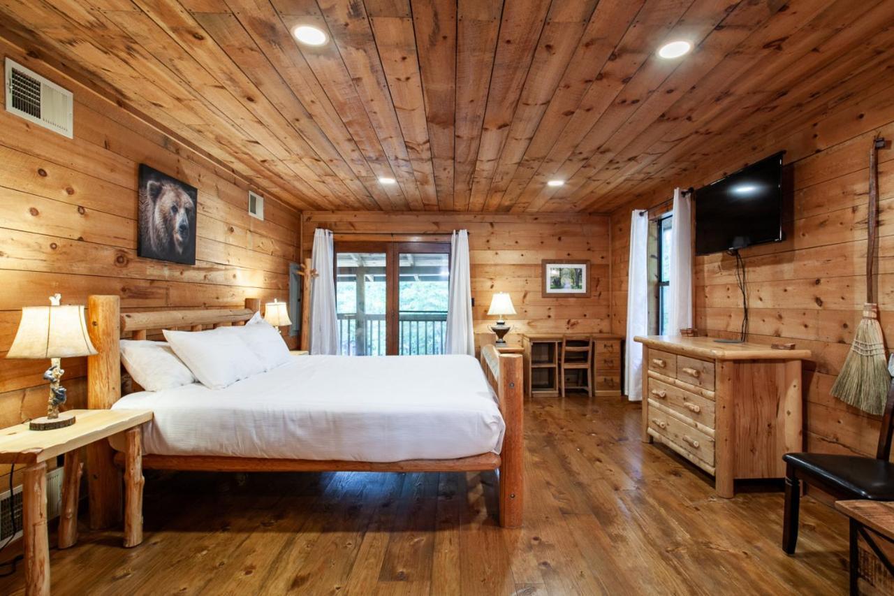 Forest Hot Tub Fire Pit Pool Table Holiday home Pigeon Forge