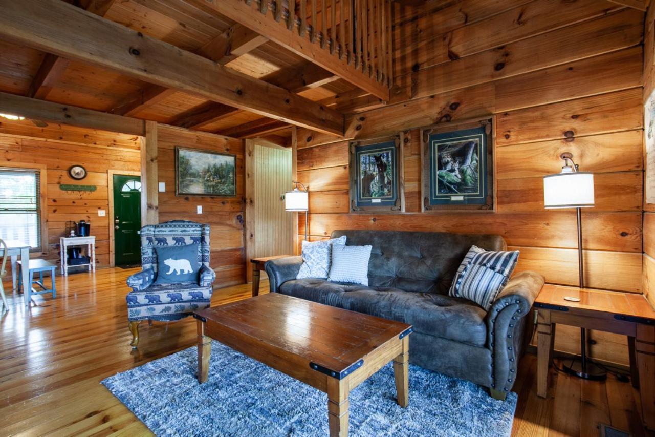 Smoky Mountain Sunset Hot Tub Grill And Game Holiday home