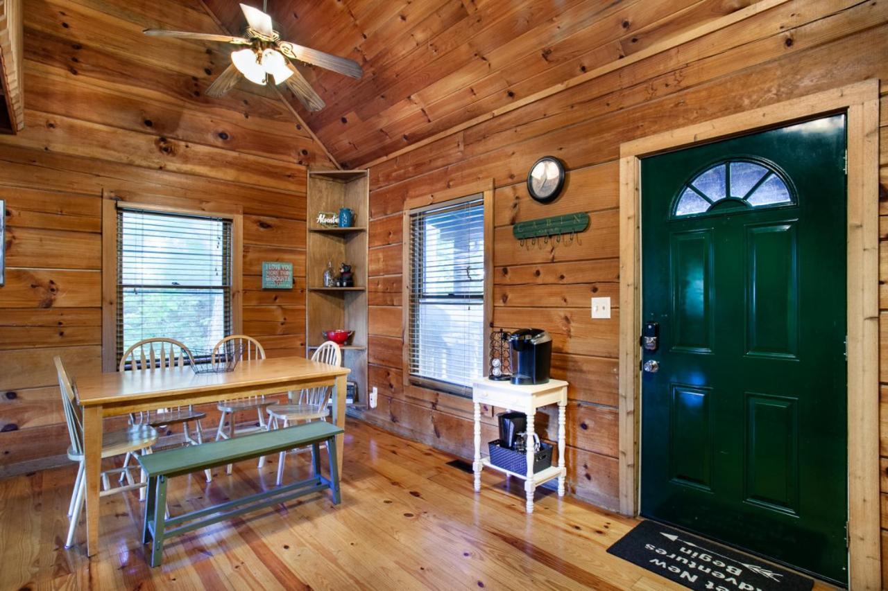 Smoky Mountain Sunset Hot Tub Grill And Game Holiday home *