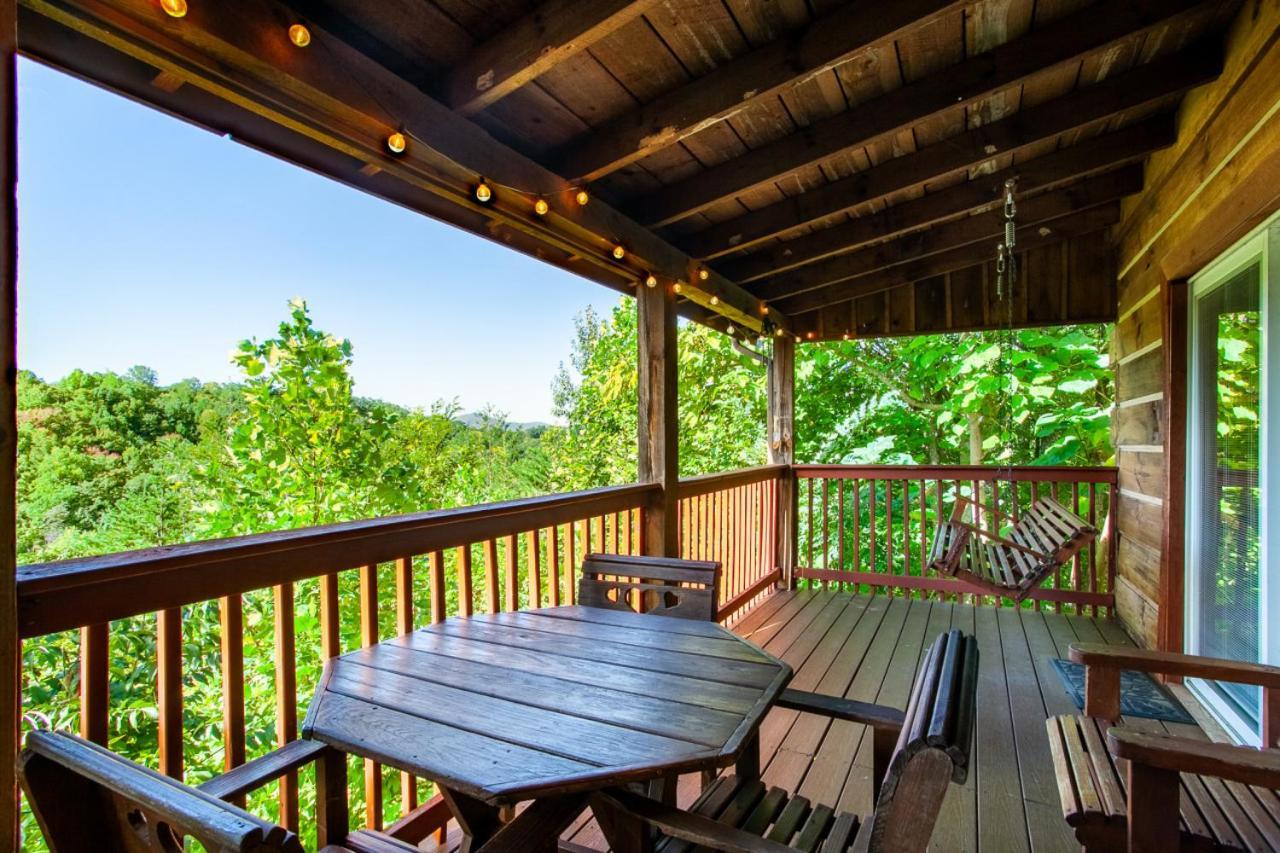 Smoky Mountain Sunset Hot Tub Grill And Game Holiday home
