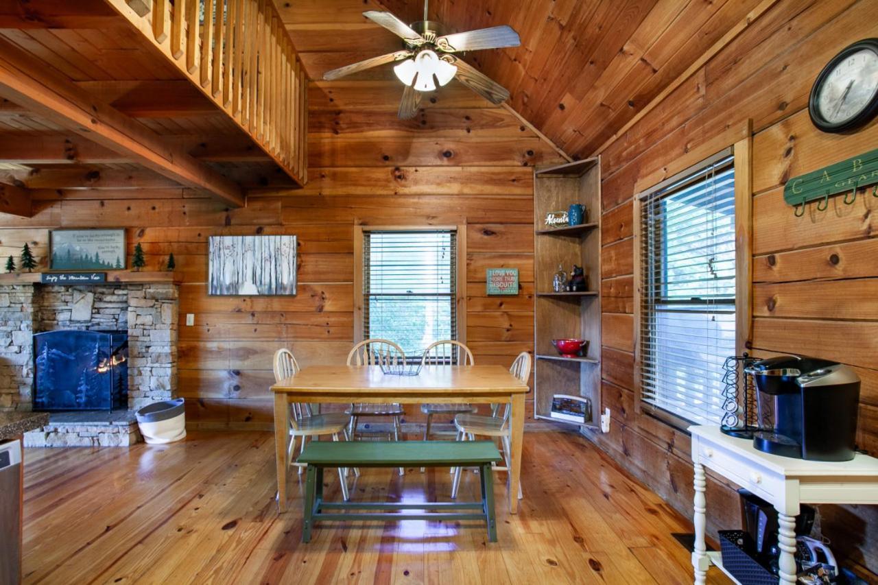Smoky Mountain Sunset Hot Tub Grill And Game Holiday home Pigeon Forge