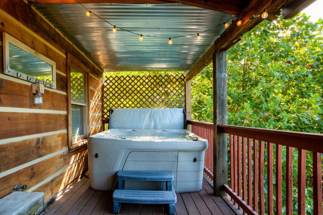 Smoky Mountain Sunset Hot Tub Grill And Game Holiday home