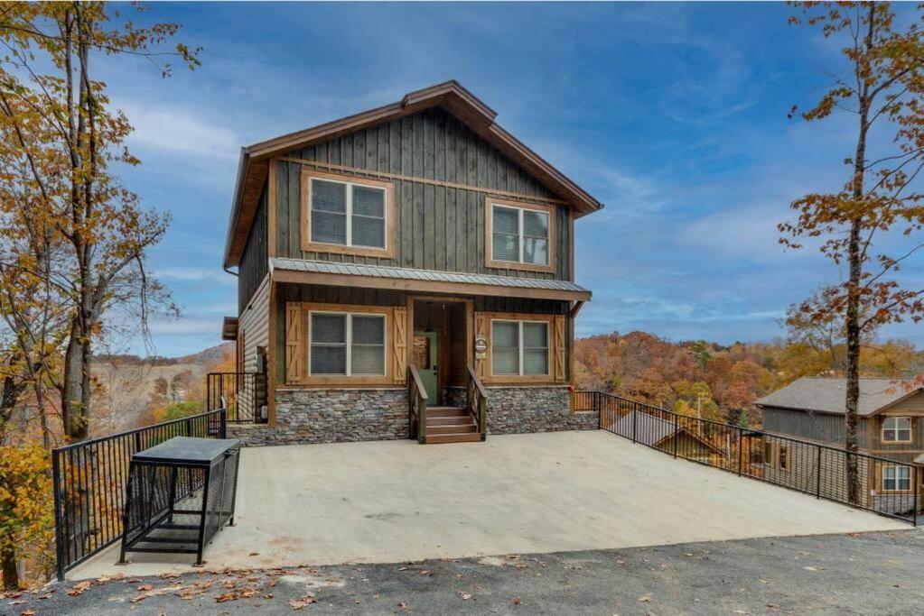 Blue Moon Ridge: Brand New Cabin! 5 Bedrooms, Pool/hot Tub, Theatre Holiday home