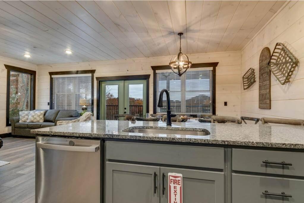 Blue Moon Ridge: Brand New Cabin! 5 Bedrooms, Pool/hot Tub, Theatre Holiday home *