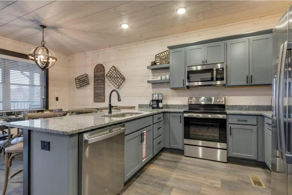 Holiday home Blue Moon Ridge: Brand New Cabin! 5 Bedrooms, Pool/hot Tub, Theatre Pigeon Forge