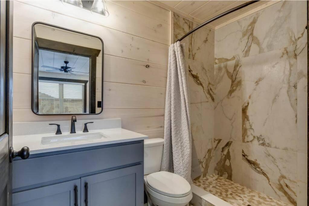 Blue Moon Ridge: Brand New Cabin! 5 Bedrooms, Pool/hot Tub, Theatre Holiday home Pigeon Forge