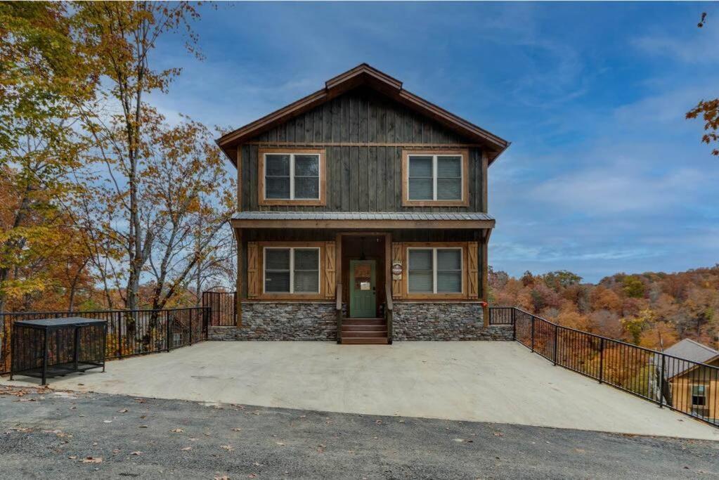 Blue Moon Ridge: Brand New Cabin! 5 Bedrooms, Pool/hot Tub, Theatre Holiday home *