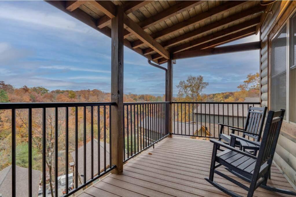 Blue Moon Ridge: Brand New Cabin! 5 Bedrooms, Pool/hot Tub, Theatre Holiday home Pigeon Forge