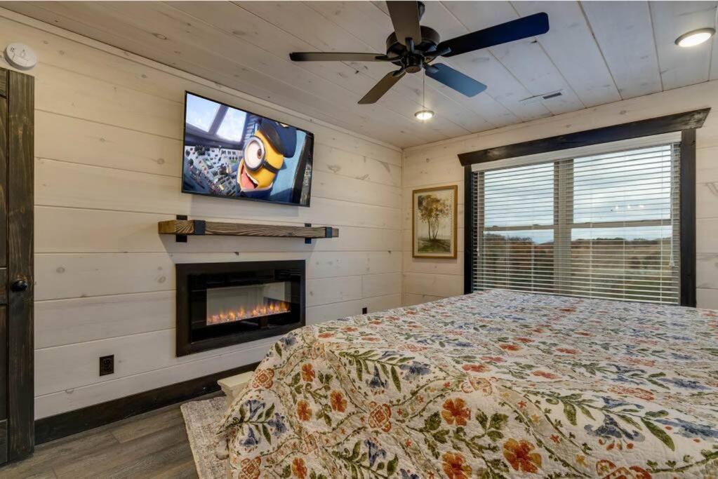Blue Moon Ridge: Brand New Cabin! 5 Bedrooms, Pool/hot Tub, Theatre Pigeon Forge