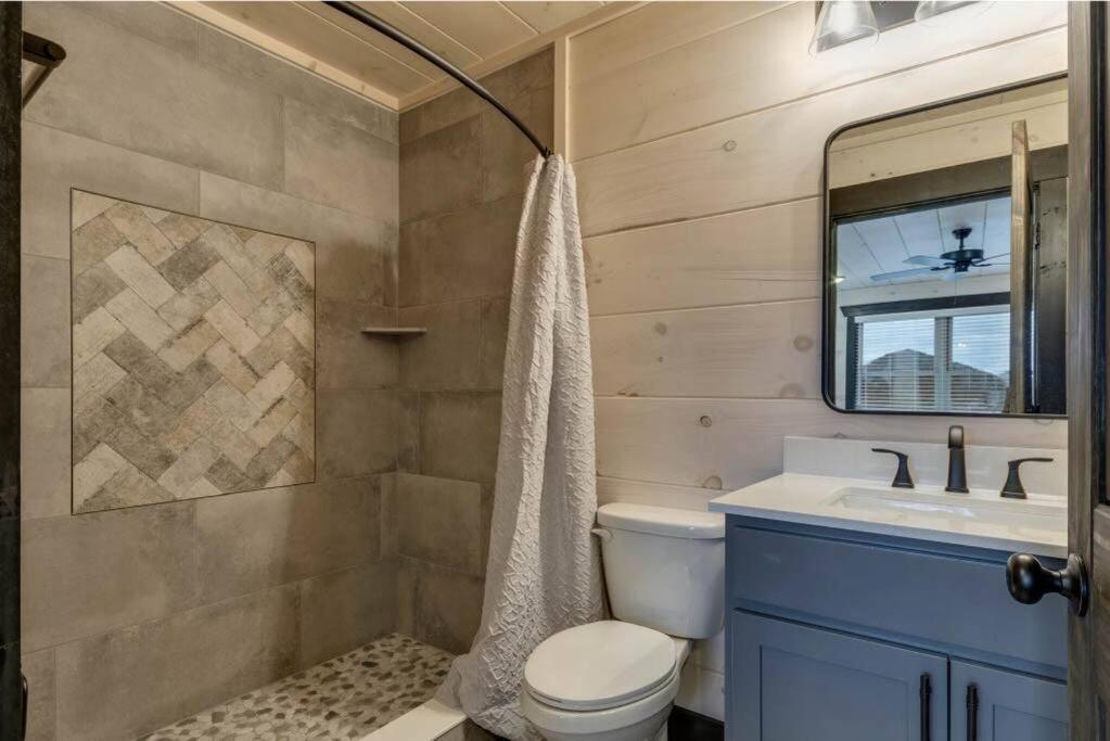 Blue Moon Ridge: Brand New Cabin! 5 Bedrooms, Pool/hot Tub, Theatre