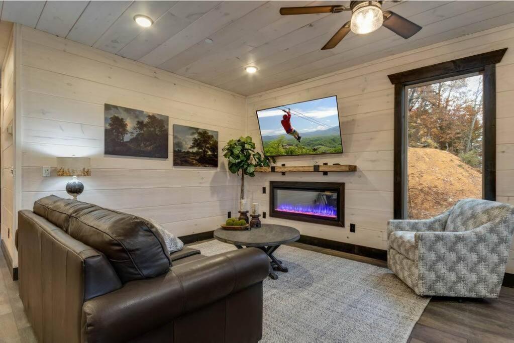 Blue Moon Ridge: Brand New Cabin! 5 Bedrooms, Pool/hot Tub, Theatre Holiday home *