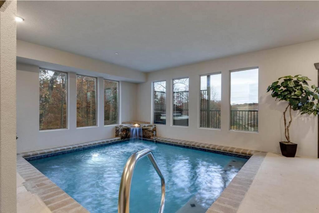 Blue Moon Ridge: Brand New Cabin! 5 Bedrooms, Pool/hot Tub, Theatre Holiday home Pigeon Forge