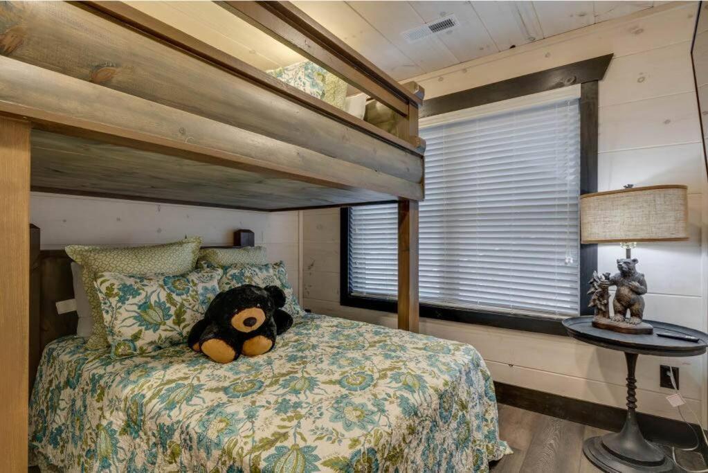 Blue Moon Ridge: Brand New Cabin! 5 Bedrooms, Pool/hot Tub, Theatre