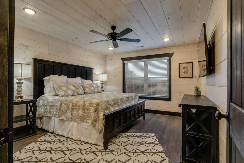 Blue Moon Ridge: Brand New Cabin! 5 Bedrooms, Pool/hot Tub, Theatre Holiday home *