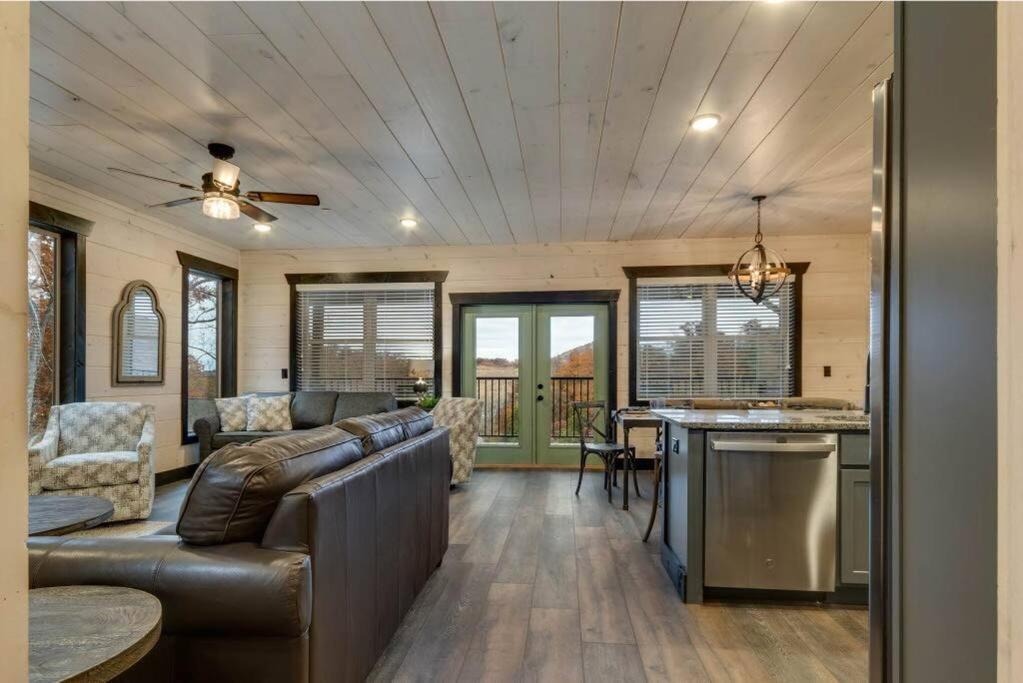 Blue Moon Ridge: Brand New Cabin! 5 Bedrooms, Pool/hot Tub, Theatre