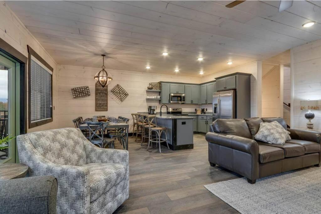 Holiday home Blue Moon Ridge: Brand New Cabin! 5 Bedrooms, Pool/hot Tub, Theatre *