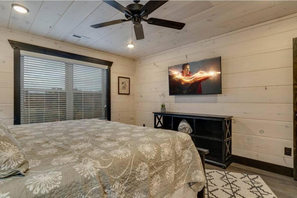 Blue Moon Ridge: Brand New Cabin! 5 Bedrooms, Pool/hot Tub, Theatre Holiday home