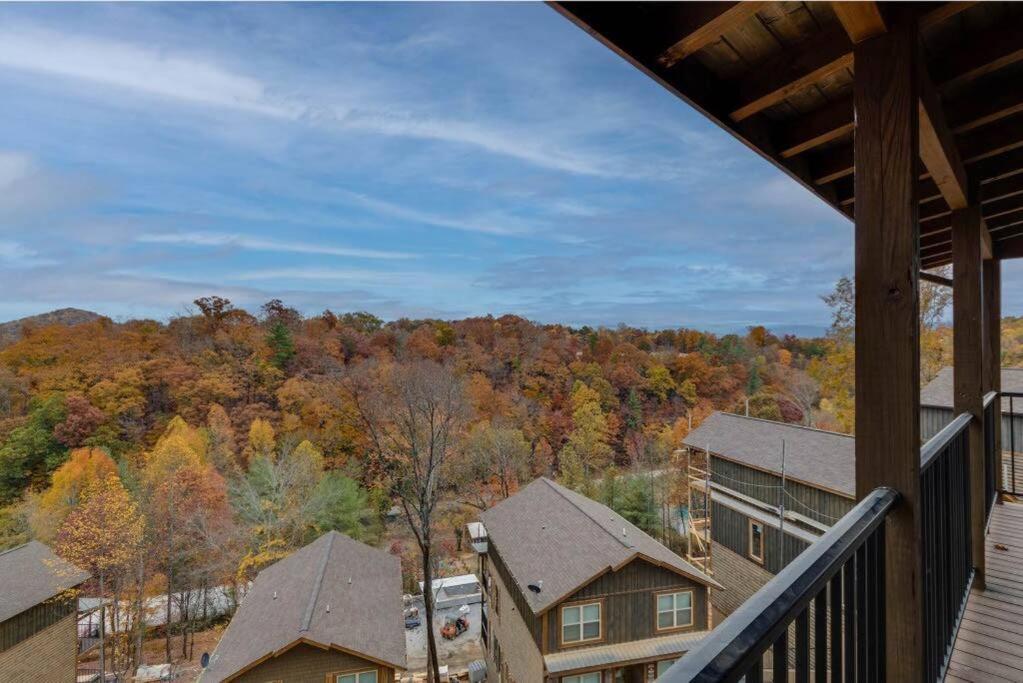 Blue Moon Ridge: Brand New Cabin! 5 Bedrooms, Pool/hot Tub, Theatre Holiday home *