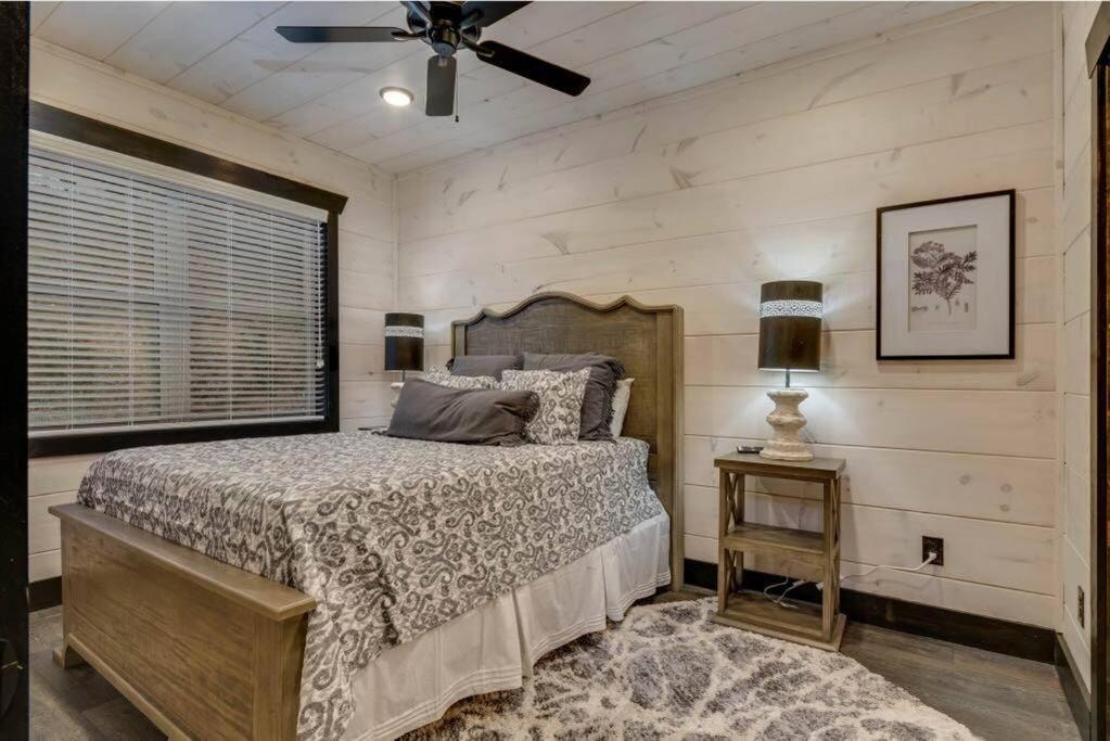 Blue Moon Ridge: Brand New Cabin! 5 Bedrooms, Pool/hot Tub, Theatre Holiday home Pigeon Forge