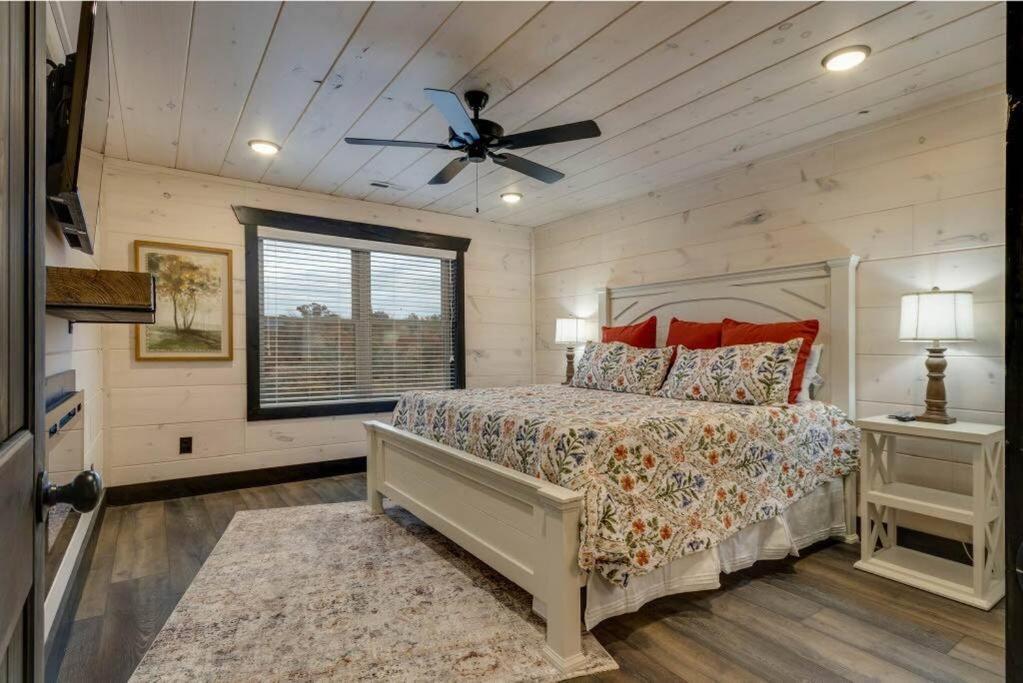 Blue Moon Ridge: Brand New Cabin! 5 Bedrooms, Pool/hot Tub, Theatre *