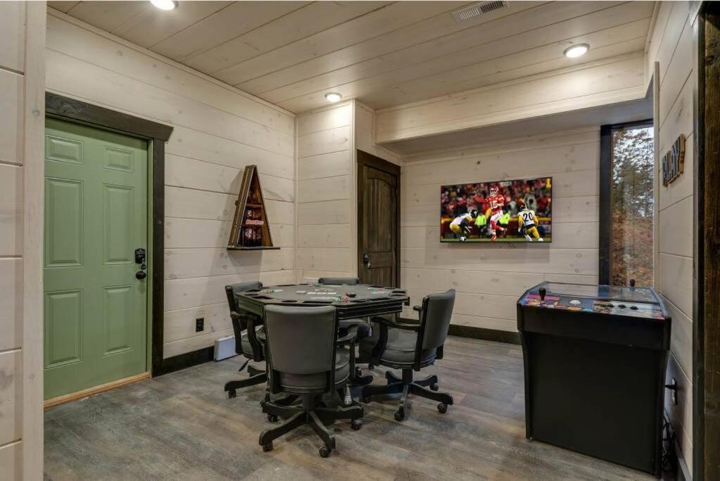 Blue Moon Ridge: Brand New Cabin! 5 Bedrooms, Pool/hot Tub, Theatre * Pigeon Forge