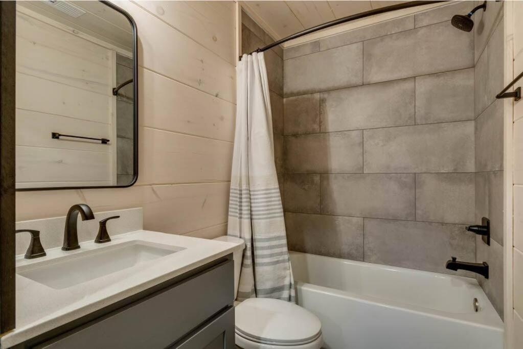 Blue Moon Ridge: Brand New Cabin! 5 Bedrooms, Pool/hot Tub, Theatre *