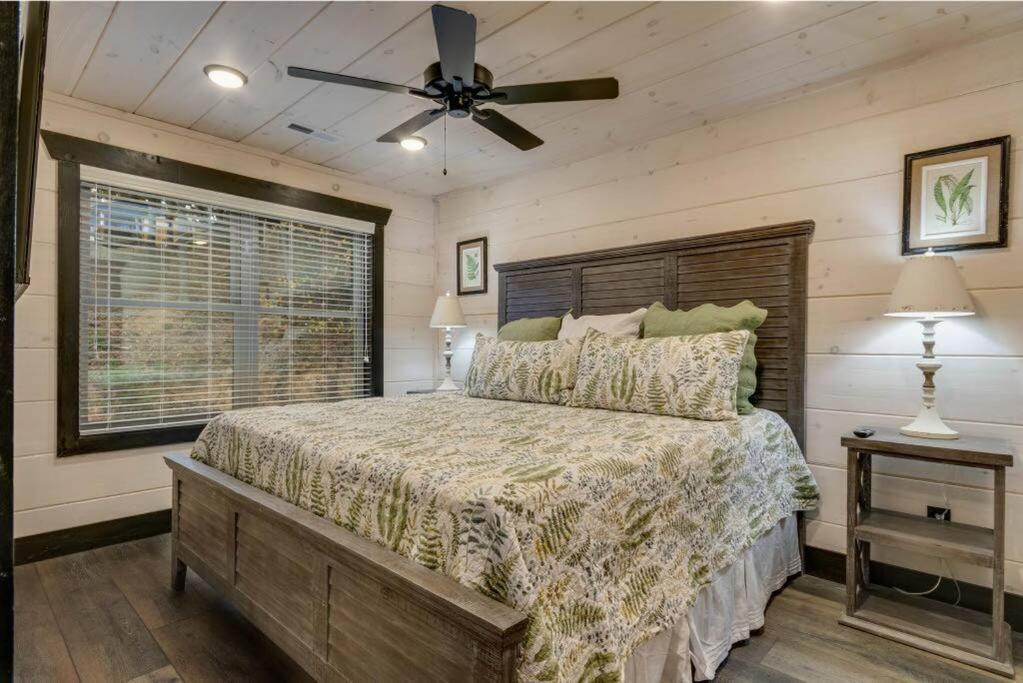 Blue Moon Ridge: Brand New Cabin! 5 Bedrooms, Pool/hot Tub, Theatre Holiday home *