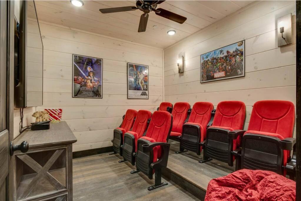 Blue Moon Ridge: Brand New Cabin! 5 Bedrooms, Pool/hot Tub, Theatre Holiday home Pigeon Forge