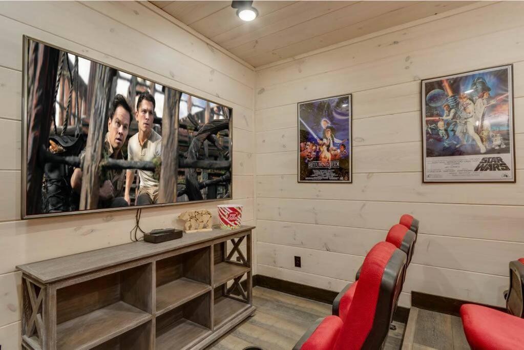 Blue Moon Ridge: Brand New Cabin! 5 Bedrooms, Pool/hot Tub, Theatre