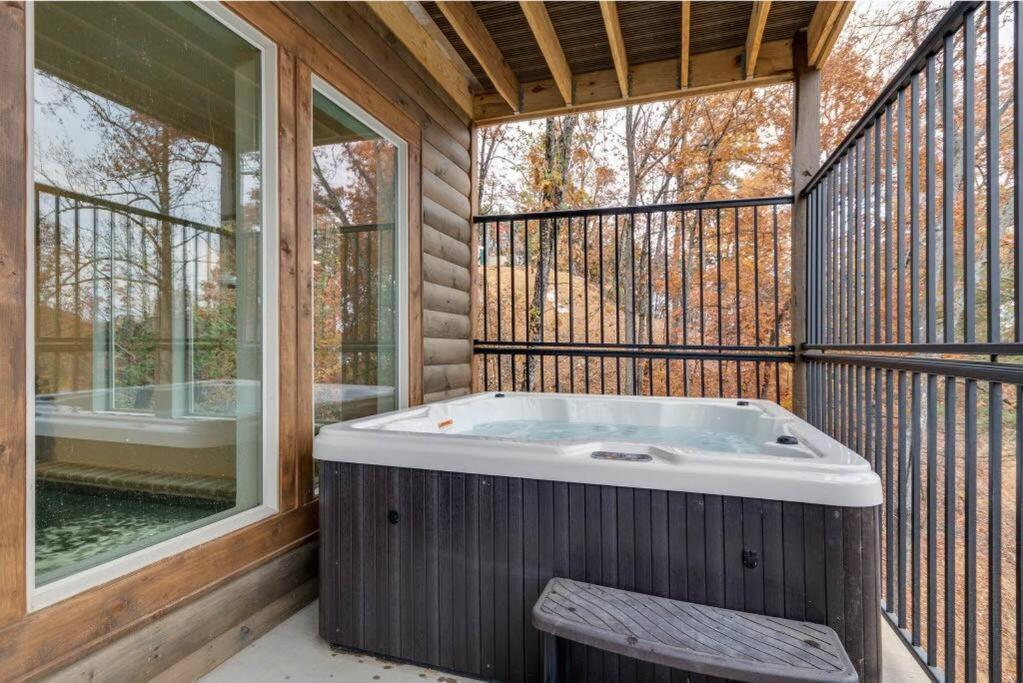 Holiday home Blue Moon Ridge: Brand New Cabin! 5 Bedrooms, Pool/hot Tub, Theatre