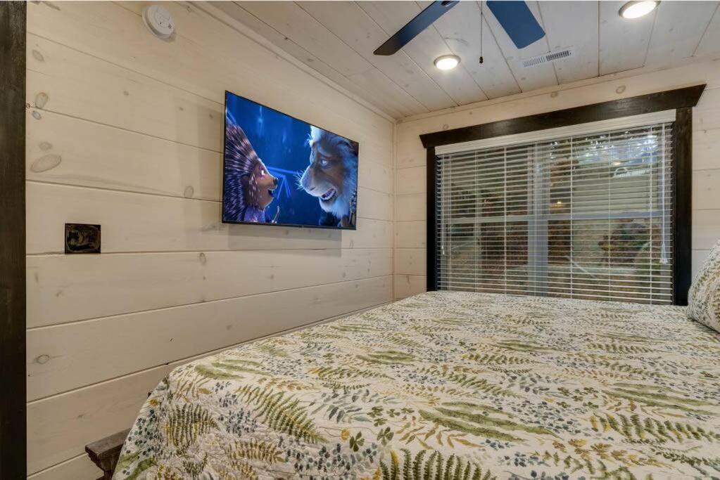 Blue Moon Ridge: Brand New Cabin! 5 Bedrooms, Pool/hot Tub, Theatre Holiday home *