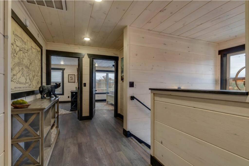 Blue Moon Ridge: Brand New Cabin! 5 Bedrooms, Pool/hot Tub, Theatre